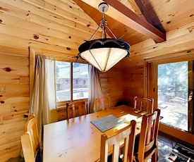 Gorgeous Cabin - Private Hot Tub - Walk to Skiing cabin