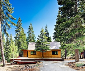 Modern Wooded Oasis With Hot Tub, Walk To Beach! Cabin