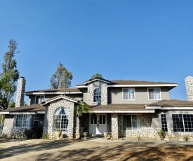 Remodeled hilltop home with a pool in the heart of Wine Country