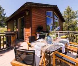 Little Red by AvantStay - Modern Cabin w/ Pine Tree Views