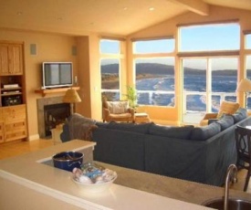 Sea Glass! AMAZING VIEWS!!!! On the Bluff! Walk to Beach! Hot Tub!! BBQ! Fast WiFi! A Dillon Beach Jewel!!!