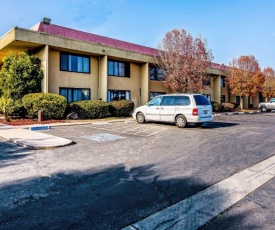 Rodeway Inn & Suites