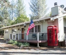 Lovely Mountain Lake Chalet by Yosemite: Equipped!