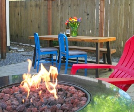 Paddlers Paradise! Walk to River! Seasonal Kayaks! Hot Tub!! Fire Table! BBQ! Fast WiFi!! Dog Friendly!