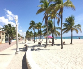 Amazing Two-Bedroom Apartment Next to the Beach