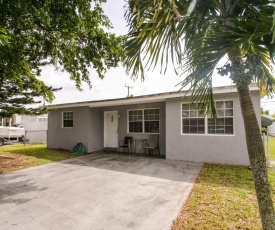 BEAUTIFUL 2 + DEN FAMILY HOUSE IN HOLLYWOOD FLORIDA