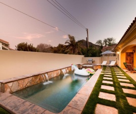 10 mins From Coachella! Pool, Spa, Theatre Room! Amarilla by AvantStay LIC-067,420