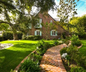 Beautiful airy architect-designed room and brand new private luxe bathroom