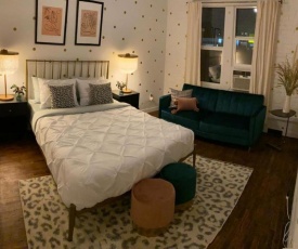 Gorgeous Studio in Beverly Boulevard Sleeps 4