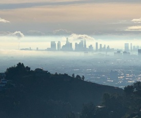 JETLINER VIEWS IN THE HOLLYWOOD HILLs