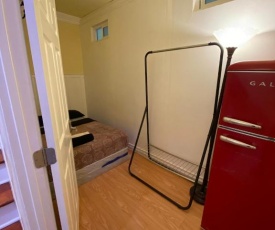 Small Private Los Angeles Room w/ WIFI & AC & Private Fridge