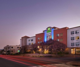 Holiday Inn Express Hotel & Suites Belmont, an IHG Hotel