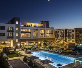 Luxury Condos at Anton Menlo w Pool Access & Amenities