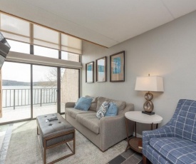 301D - Lakefront 2 Bedroom Condo with 2 Baths, Free WIFI!