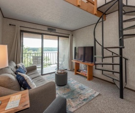 708H - Lakefront Studio Condo with Private Balcony, Free WIFI!