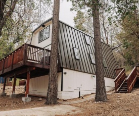 Lovely Gambrel-Style Cabin - 5 Minutes to Slopes cabin