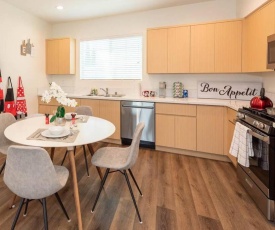 2 BDRM Disneyland, Family Friendly Free Parking Sleeps 6